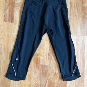 Lululemon Athletica Black Below Knee Crop Tights Ruffle & Reflective Trim sz 4
